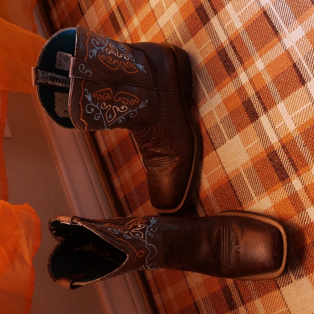 Tooled leather fat baby boots women 9 Ariat